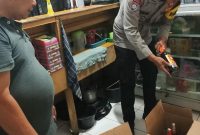 Dalam rangka memberantas maraknya peredaran minuman keras di Kecamatan Kadungora, Polsek Kadungora Polres Garut gencar laksanakan Operasi Pekat (penyakit masyarakat) dengan sasaran minuman keras. Selasa (21/11/2023).