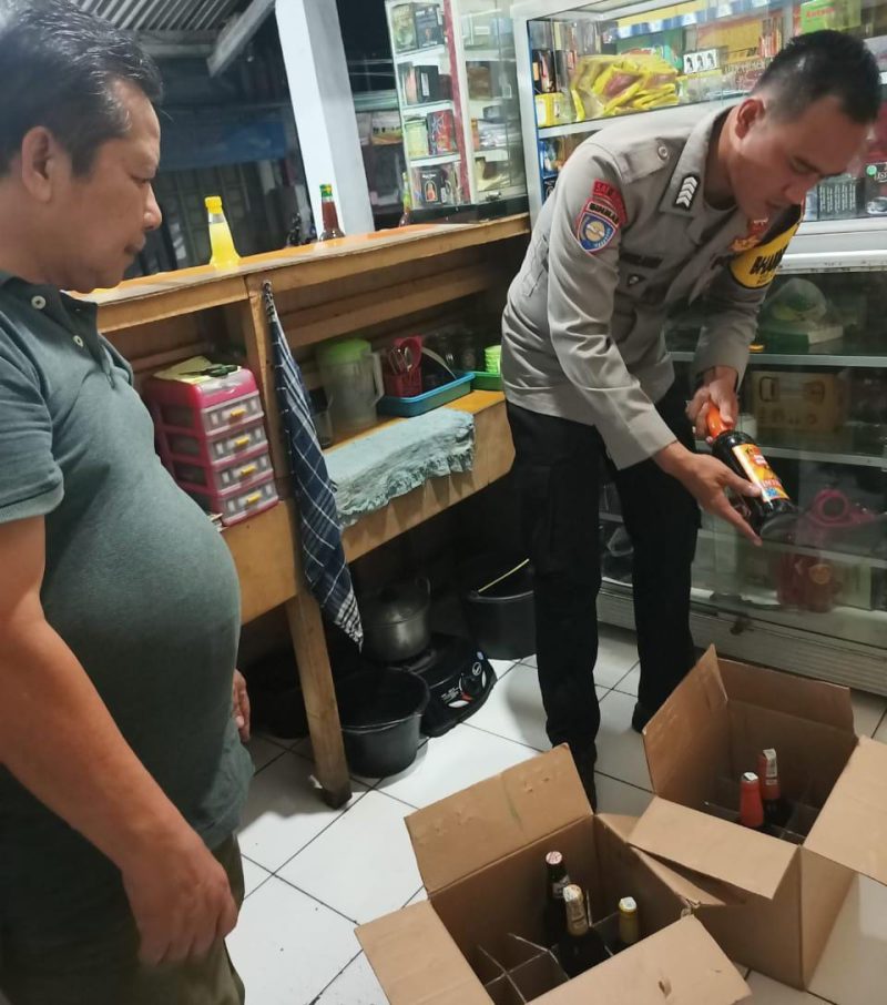 Dalam rangka memberantas maraknya peredaran minuman keras di Kecamatan Kadungora, Polsek Kadungora Polres Garut gencar laksanakan Operasi Pekat (penyakit masyarakat) dengan sasaran minuman keras. Selasa (21/11/2023).