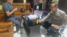 Masih dalam rangka memberantas maraknya peredaran minuman keras di Kecamatan Bungbulang, Polsek Bungbulang Polres Garut gencar laksanakan Operasi Pekat (penyakit masyarakat) dengan sasaran minuman keras. Selasa (21/11/2023).