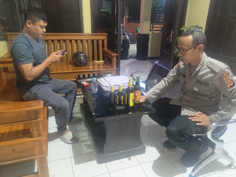 Masih dalam rangka memberantas maraknya peredaran minuman keras di Kecamatan Bungbulang, Polsek Bungbulang Polres Garut gencar laksanakan Operasi Pekat (penyakit masyarakat) dengan sasaran minuman keras. Selasa (21/11/2023).