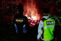 Polsek Banjarwangi Polres Garut cek tkp kebakaran rumah di Kampung  Mariuk Desa Talagasari Kecamatan Banjarwangi Kabupaten Garut.