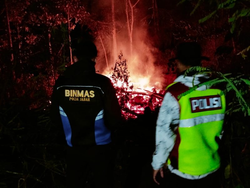 Polsek Banjarwangi Polres Garut cek tkp kebakaran rumah di Kampung  Mariuk Desa Talagasari Kecamatan Banjarwangi Kabupaten Garut.