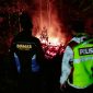 Polsek Banjarwangi Polres Garut cek tkp kebakaran rumah di Kampung  Mariuk Desa Talagasari Kecamatan Banjarwangi Kabupaten Garut.