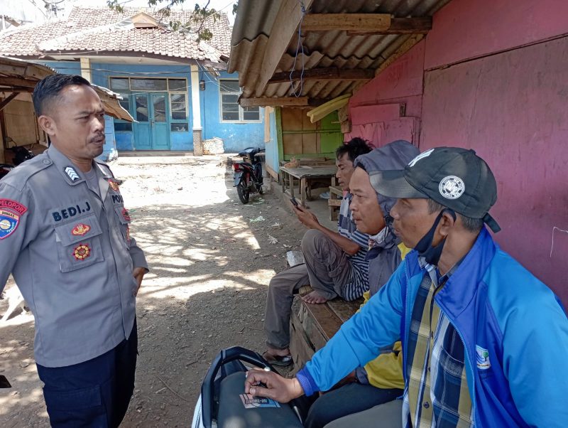 Dalam rangka Ops Mantap Brata Lodaya 2023-2024, Bhabinkamtibmas Polsek Pameungpeuk Polres Garut melakukan kegiatan penyampaian himbauan kamtibmas kepada warga Desa Mancagahar Kecamatan Pameungpeuk Kabupaten Garut terkait dengan Pemilihan Umum (Pemilu). Kamis (23/11/2023)