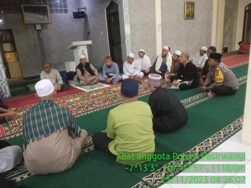 Polsek Pasirwangi Polres Garut melaksanakan kegiatan safari ibadah Shalat Subuh berjamaah bersama warga Kec. Pasirwangi Kab. Garut.