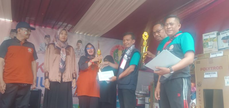 Di Acara HUT PGRI Ke 78 dan HGN 2023, Ribuan Guru Ikuti Jalan Sehat Yang Digelar PGRI Cabang Tarogong Kidul 