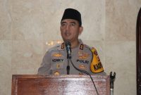 Kapolres Garut AKBP Rohman Yonky Dilatha, S.I.K, M.Si, yang didampingi oleh Kasat Binmas Polres Garut, Kasie Propam Polres Garut, Kapolsek Tarogong Kaler, Anggota Polsek Tarogong Kaler dan anggota Polres Garut melakukan silaturahmi safari subuh ke Masjid Besar Tarogong Kaler Kabupaten Garut. Jum’at (24/11/2023).