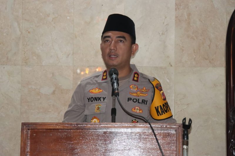 Kapolres Garut AKBP Rohman Yonky Dilatha, S.I.K, M.Si, yang didampingi oleh Kasat Binmas Polres Garut, Kasie Propam Polres Garut, Kapolsek Tarogong Kaler, Anggota Polsek Tarogong Kaler dan anggota Polres Garut melakukan silaturahmi safari subuh ke Masjid Besar Tarogong Kaler Kabupaten Garut. Jum’at (24/11/2023).