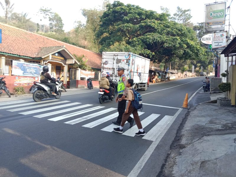 Dalam rangka pemeliharaan Kamtibmas di wilayah hukum Polres Garut, Anggota Polsek Kadungora Polres Garut melaksanakan kegiatan rutin pelayanan rawan pagi. Jum’at (24/11/2023).