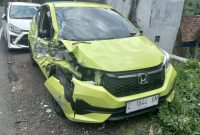 Polsek Cisurupan Polres Garut cek tkp kejadian kecelakaan lalu lintas di Jl. Raya Cibeureum Desa Sirnagalih Kecamatan Cisurupan Kabupaten Garut. Jum’at (24/11/2023).