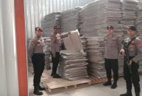 Kapolres Garut AKBP Rohman Yonky Dilatha, S.I.K, M.Si, melalui Kasat Samapta Polres Garut Iptu Masrokan melaksanakan pengamanan Gudang KPU Kab. Garut yang bertempat di Jl. Tegal Kurdi Kabupaten Garut. Jum’at (24/11/2023).