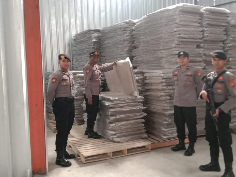 Kapolres Garut AKBP Rohman Yonky Dilatha, S.I.K, M.Si, melalui Kasat Samapta Polres Garut Iptu Masrokan melaksanakan pengamanan Gudang KPU Kab. Garut yang bertempat di Jl. Tegal Kurdi Kabupaten Garut. Jum’at (24/11/2023).