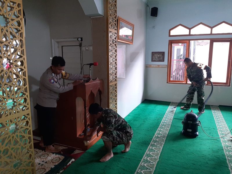 Dalam rangka mendukung dan mewujudkan lingkungan Kabupaten Garut yang bersih dan nyaman Tiga Pilar Kelurahan Pataruman melaksanakan program Jum’at bersih.