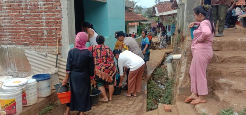 Akibat fenomena alam El Nino yang mengakibatkan cuaca kemarau berkepanjangan di Indonesia khususnya di Kabupaten Garut,  beberapa wilayah mendapatkan dampak kekeringan lahan dan kekurangan air bersih yang dialami oleh warga sekitar.