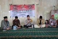 Kapolres Garut AKBP Rohman Yonky Dilatha, S.I.K, M.Si, beserta jajaran Pejabat Utama Polres Garut dan Kapolsek Tarogong Kaler melaksanakan kegiatan Jum’at Curhat di Masjid Besar Kecamatan Tarogong Kaler Jl. Otista Desa Cimanganten Kec. Tarogong Kaler Kab. Garut. Jum’at (24/11/2023).
