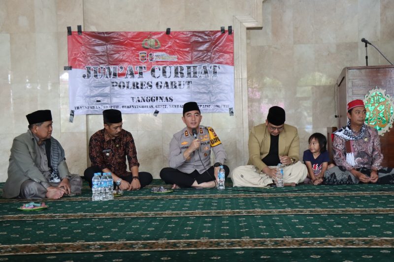Kapolres Garut AKBP Rohman Yonky Dilatha, S.I.K, M.Si, beserta jajaran Pejabat Utama Polres Garut dan Kapolsek Tarogong Kaler melaksanakan kegiatan Jum’at Curhat di Masjid Besar Kecamatan Tarogong Kaler Jl. Otista Desa Cimanganten Kec. Tarogong Kaler Kab. Garut. Jum’at (24/11/2023).
