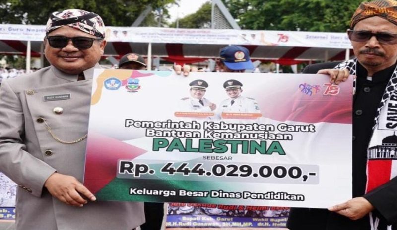 Bersamaan dengan momentum Hari Guru Nasional (HGN) dan Hari Ulang Tahun (HUT) Persatuan Guru Republik Indonesia (PGRI) Tingkat Kabupaten Garut Tahun 2023, Alun-Alun Garut, Kecamatan Garut Kota, Kabupaten Garut, Sabtu (25/11/2023).