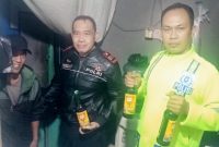 Jaga Kamtibmas Polsek Bayongbong Polres Garut gencar laksanakan Operasi Pekat (penyakit masyarakat) dengan sasaran minuman keras. Sabtu (25/11/2023).