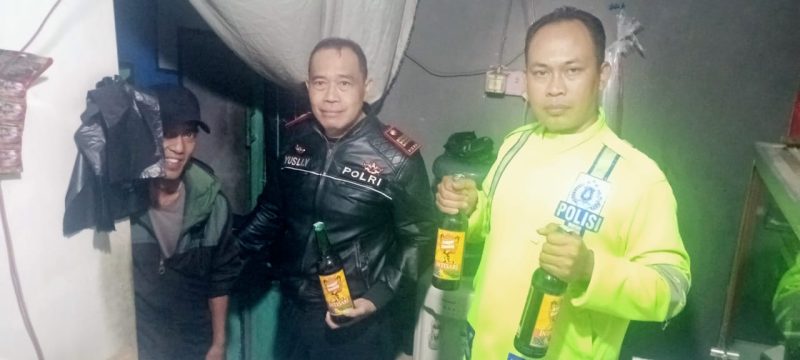 Jaga Kamtibmas Polsek Bayongbong Polres Garut gencar laksanakan Operasi Pekat (penyakit masyarakat) dengan sasaran minuman keras. Sabtu (25/11/2023).