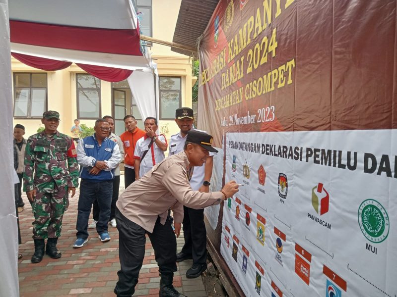 Sebagai bentuk komitmen demi mewujudkan rangkaian pemilu tahun 2024 yang aman dan damai, Forkopimcam Cisompet Kabupaten Garut menggelar kegiatan apel kesiapan dan deklarasi kampanye pemilu damai tahun 2024 tingkat Kec. Cisompet. Rabu (29/11/2023).