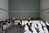 Dalam rangka police goes to school, Sat Binmas Polres Garut bersama Sat Lantas Polres Garut melaksanakan kegiatan silaturahmi dan pembinaan/penyuluhan kepada siswa/siswi SMAN 6 Garut. Rabu (29/11/2023).