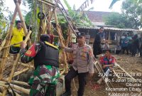 Polsek Cibatu Polres Garut cek tkp penemuan mayat seorang laki-laki di dalam sumur dengan kedalaman 15 meter di Desa Cibunar Kecamatan Cibatu Kabupaten Garut. Rabu (29/11/2023).