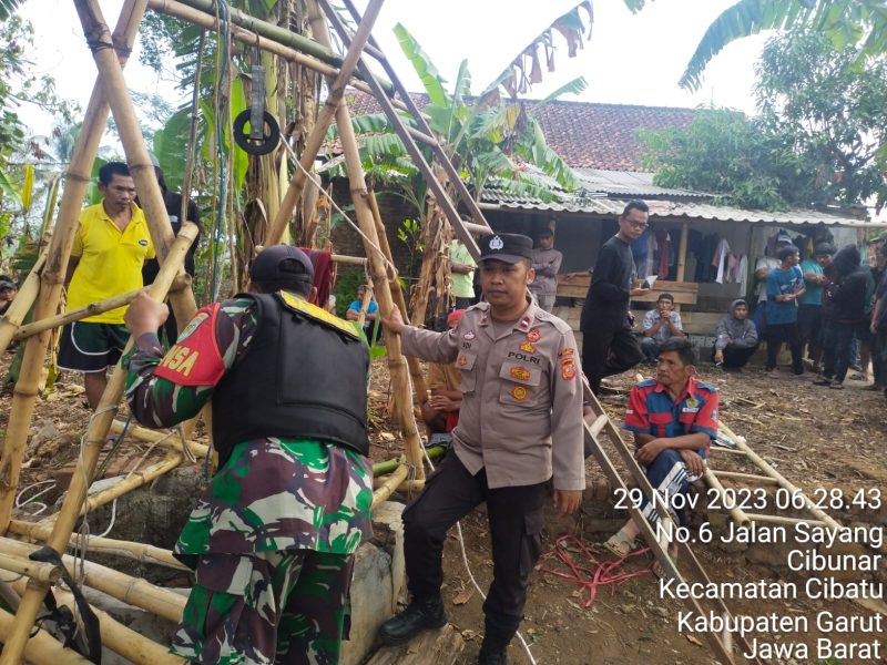Polsek Cibatu Polres Garut cek tkp penemuan mayat seorang laki-laki di dalam sumur dengan kedalaman 15 meter di Desa Cibunar Kecamatan Cibatu Kabupaten Garut. Rabu (29/11/2023).