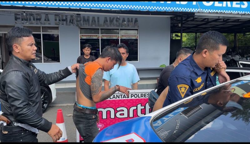 Anggota Sat lantas Polres Garut tangkap 2 preman yang sedang mabuk dan membawa senjata tajam. Rabu (29/11/2023).