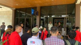 Tidak hadirnya Sekda Garut H Nurdin Yana menimbulkan mosi ketidakpercayaan kepada pemkab garut, saat sejumlah mahasiswa yang tergabung di GMNI dan KAMMI  ingin melakukan audiensi di halaman setda garut. Rabu (29/11/2023).