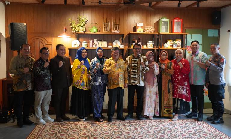Bupati Garut, Rudy Gunawan, meresmikan Resto Bumi Upi di Jalan Cimanuk, Tarogong Kidul, Garut. Restoran ini mendapat apresiasi bupati karena menyajikan menu makanan khas tradisional Garut sebagai menu andalannya, menjadi daya tarik tersendiri bagi pengunjung.