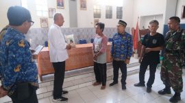 Diskominfo Garut bagikan bantuan pangan beras CPPD kepada warga wasyarakat Kecamatan Sucinaraja.