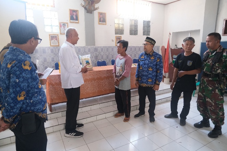 Diskominfo Garut bagikan bantuan pangan beras CPPD kepada warga wasyarakat Kecamatan Sucinaraja.