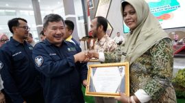 Rudy Gunawan Saat memberikan penghargaan kepada 11 SMK di Garut