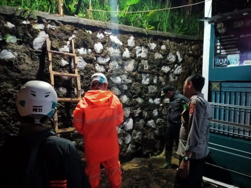 Dalam rangka mengantisipasi fenomena bencana alam dan upaya penanganan mitigasi, Polres Garut beserta Polsek jajaran melaksanakan patroli mitigasi bencana alam dan bersiaga dalam penanganan bencana alam di Kabupaten Garut.