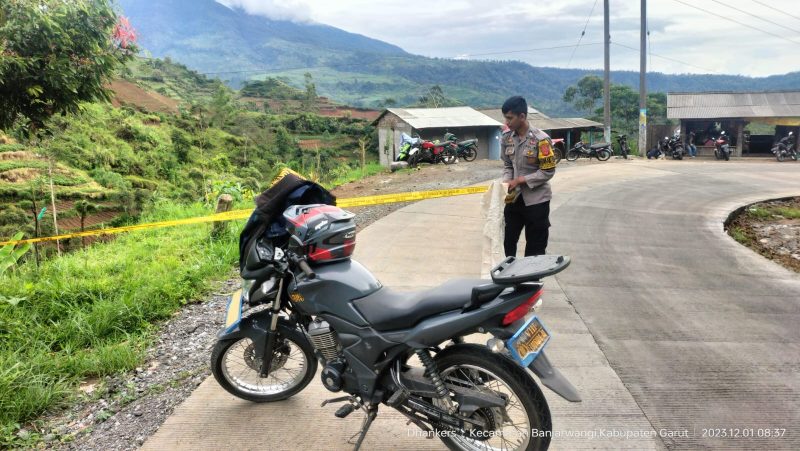 Polsek Banjarwangi Polres Garut melaksanakan cek tkp bencana alam longsor yang terjadi di Desa Tanjungjaya dan Desa Mulyajaya Kecamatan Banjarwangi Kabupaten Garut. Jum'at (1/12/2023).