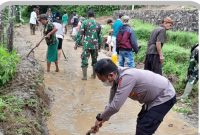 Intensitas curah hujan yang tinggi di Kecamatan Pamulihan Kabupaten Garut, menyebabkan Kampung Cipicung Desa Garumukti Kec. Pamulihan Kab.Garut mengalami longsor. Jum’at (01/12/2023).