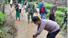 Intensitas curah hujan yang tinggi di Kecamatan Pamulihan Kabupaten Garut, menyebabkan Kampung Cipicung Desa Garumukti Kec. Pamulihan Kab.Garut mengalami longsor. Jum’at (01/12/2023).