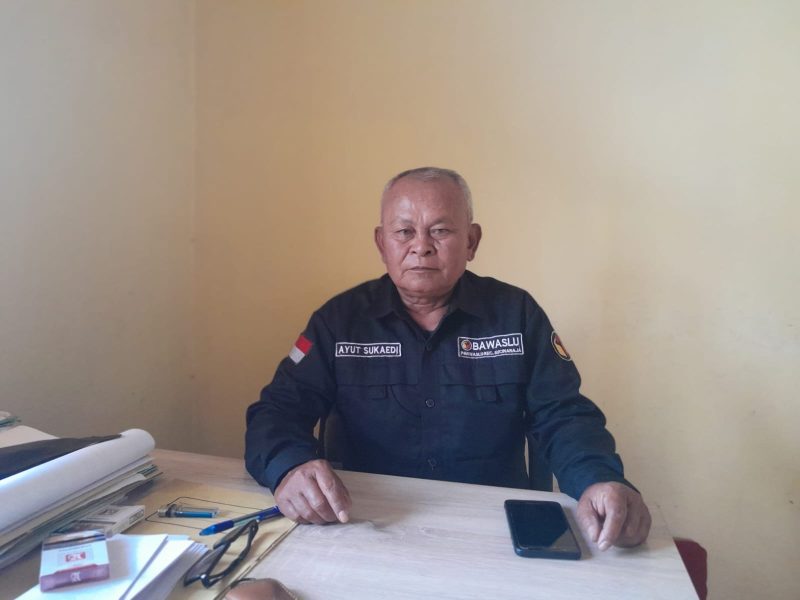 Kepada Kilas Garut News.id di Kantor Sekretariat Panwaslu Kecamatan Sucinaraja Jl. Caringin. Ds. Tegalpanjang Kec. Sucinaraja, Panwaslu Kecamatan Sucinaraja menggelar sosialisasi khusus netralitas ASN yang ada di Kec. Sucinaraja, Selasa (28/11/2023).