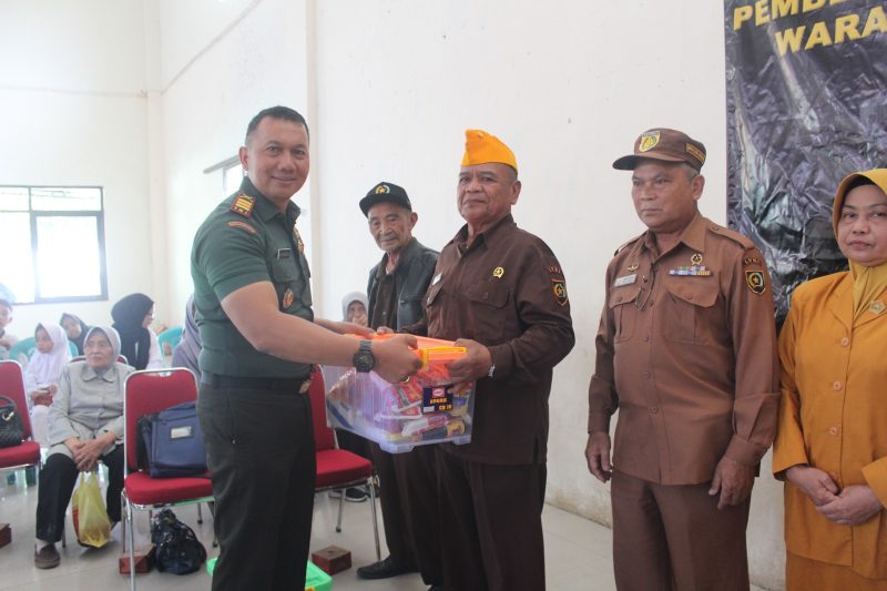 Bertempat di Aula Graha Kodim 0611/Garut jln Veteran no 1 Pakuwon, Garut Kota Kab.Garut telah berlangsung kegiatan Donor Darah dan Santunan dalam rangka Hari Juang TNI- AD, penanggung jawab.