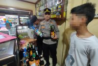 Masih dalam rangka memberantas maraknya peredaran minuman keras di KecamatanPasirwangi, Sat Samapta Polres Garut gencar laksanakan Operasi Pekat (penyakit masyarakat) dengan sasaran minuman keras. Selasa (12/12/2023).