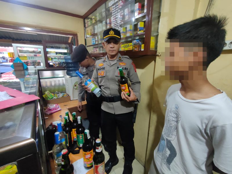 Masih dalam rangka memberantas maraknya peredaran minuman keras di KecamatanPasirwangi, Sat Samapta Polres Garut gencar laksanakan Operasi Pekat (penyakit masyarakat) dengan sasaran minuman keras. Selasa (12/12/2023).