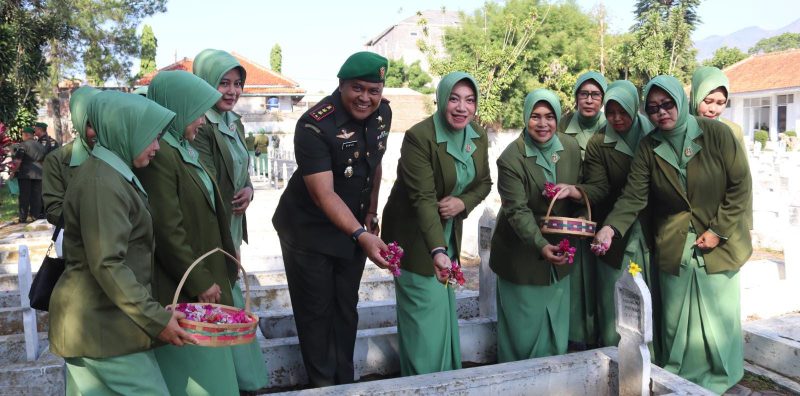 KODIM 0611/Garut melaksanakan Ziarah ke Makam Taman Pahlawan Tenjolaya Kp. Sirnagalih Kelurahan Sukagalih, Kecamatan Tarogong Kidul, Kabupaten Garut. Kamis (14/12/23) pagi tadi. 