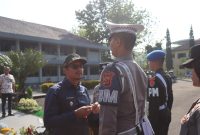 Menghadapi perayaan Natal 2023 dan libur Tahun Baru 2024, Polres Garut menyelenggarakan apel gelar pasukan Operasi Lilin Lodaya 2023 di Lapangan Apel Polres Garut. Kamis (21/12/2023).