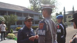 Menghadapi perayaan Natal 2023 dan libur Tahun Baru 2024, Polres Garut menyelenggarakan apel gelar pasukan Operasi Lilin Lodaya 2023 di Lapangan Apel Polres Garut. Kamis (21/12/2023).