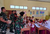 Bertempat di SDN 4  Garut yang berada di Desa WanaMekar Kec. Sucinaraja, telah dilaksanakan kegiatan Babinsa Koramil 1103/Sucinaraja masuk sekolah dalam rangka Pemberian Materi Wawasan kebangsaan dan Pelatihan PBB Dasar dan Memberikan Makanan Tambahan dan Nutrisi guna membantu menurunkan Angka Stunting, kepada anak2 Siswa -Siswi SDN 4  Kec. Sucinaraja. Kamis(21/12/23) 