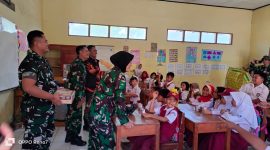 Bertempat di SDN 4  Garut yang berada di Desa WanaMekar Kec. Sucinaraja, telah dilaksanakan kegiatan Babinsa Koramil 1103/Sucinaraja masuk sekolah dalam rangka Pemberian Materi Wawasan kebangsaan dan Pelatihan PBB Dasar dan Memberikan Makanan Tambahan dan Nutrisi guna membantu menurunkan Angka Stunting, kepada anak2 Siswa -Siswi SDN 4  Kec. Sucinaraja. Kamis(21/12/23) 