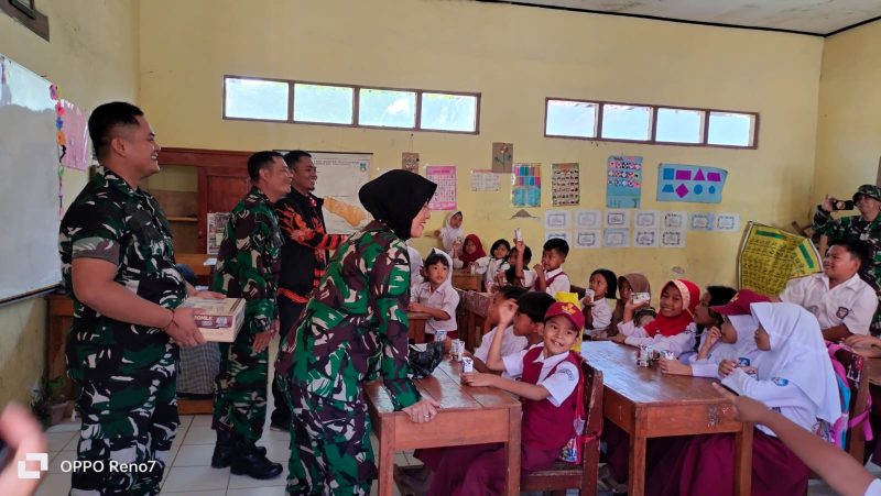 Bertempat di SDN 4  Garut yang berada di Desa WanaMekar Kec. Sucinaraja, telah dilaksanakan kegiatan Babinsa Koramil 1103/Sucinaraja masuk sekolah dalam rangka Pemberian Materi Wawasan kebangsaan dan Pelatihan PBB Dasar dan Memberikan Makanan Tambahan dan Nutrisi guna membantu menurunkan Angka Stunting, kepada anak2 Siswa -Siswi SDN 4  Kec. Sucinaraja. Kamis(21/12/23) 