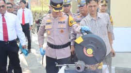 Selepas pelaksanaan pergeseran pasukan dalam rangka pengamanan Operasi Lilin Lodaya tahun 2023, Kapolres Garut AKBP Rohman Yonky Dilatha, S.I.K, M.Si, melanjutkan kegiatan pemusnahan minuman keras dan knalpot bising di Mapolres Garut. Kamis (21/12/2023).