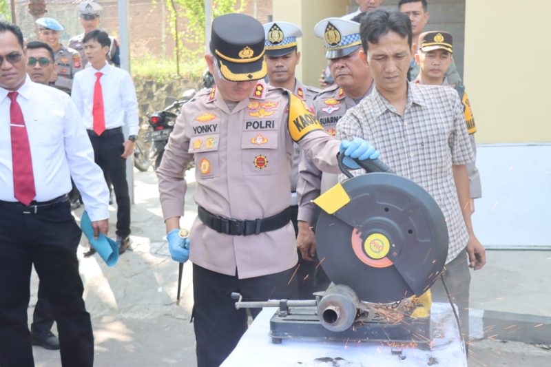 Selepas pelaksanaan pergeseran pasukan dalam rangka pengamanan Operasi Lilin Lodaya tahun 2023, Kapolres Garut AKBP Rohman Yonky Dilatha, S.I.K, M.Si, melanjutkan kegiatan pemusnahan minuman keras dan knalpot bising di Mapolres Garut. Kamis (21/12/2023).