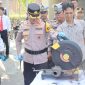 Selepas pelaksanaan pergeseran pasukan dalam rangka pengamanan Operasi Lilin Lodaya tahun 2023, Kapolres Garut AKBP Rohman Yonky Dilatha, S.I.K, M.Si, melanjutkan kegiatan pemusnahan minuman keras dan knalpot bising di Mapolres Garut. Kamis (21/12/2023).